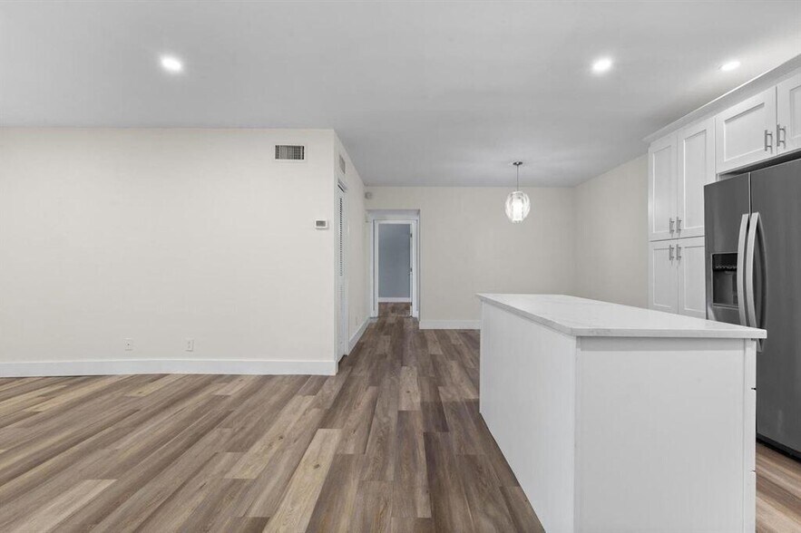 Building Photo - 8406 W Sample Rd