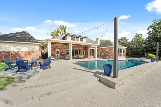 Building Photo - 4703 Oxbow Cir W