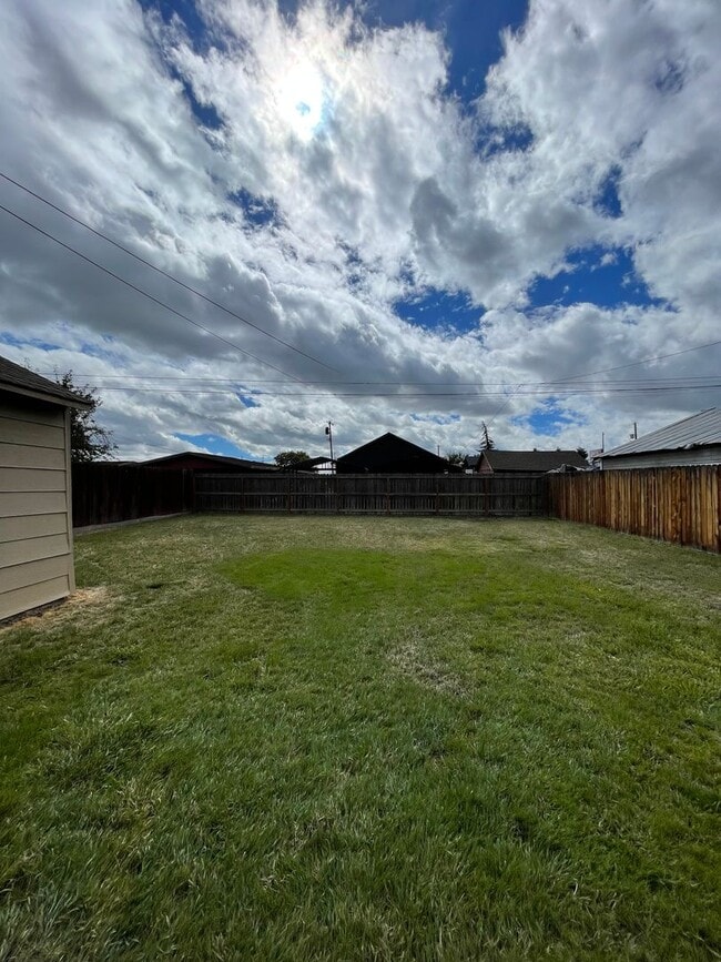 Building Photo - Freshly renovated 2bdrm, 1 bath house with...