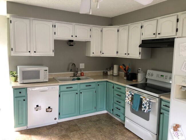 Building Photo - Charming home -  Coming open JUNE 15TH