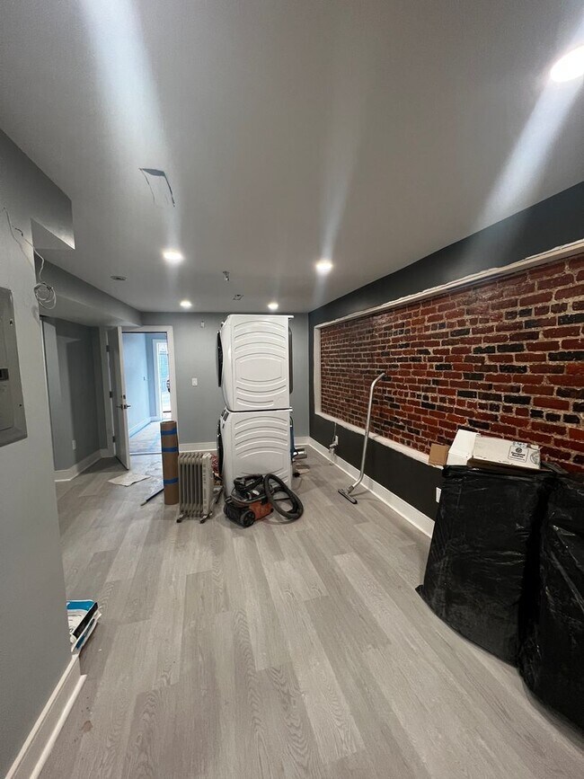 Building Photo - Beautiful, Fully Renovated Brookline / Washington Square 3 Bed/2 Bath on University Rd for Sept 1st