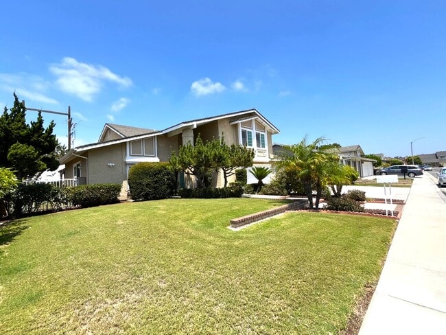 Building Photo - 4 bed, 3 bath located in Anaheim!