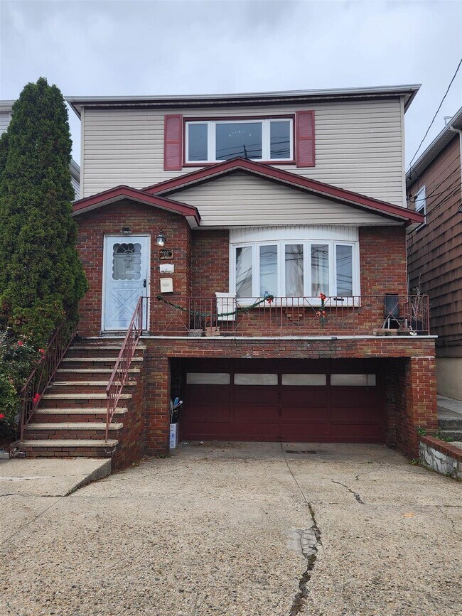 Building Photo - 71 Linnet St