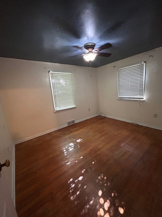 Building Photo - 3 Bed 1.5 Bath Home