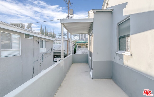 Building Photo - 1125 1/2 Glenville Dr