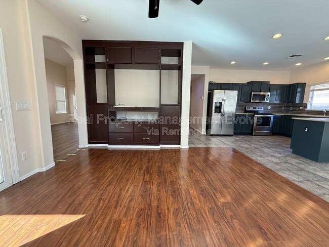 Building Photo - 1677 S Peppertree Dr