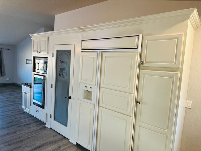 Building Photo - Beautiful Custom One Level Home