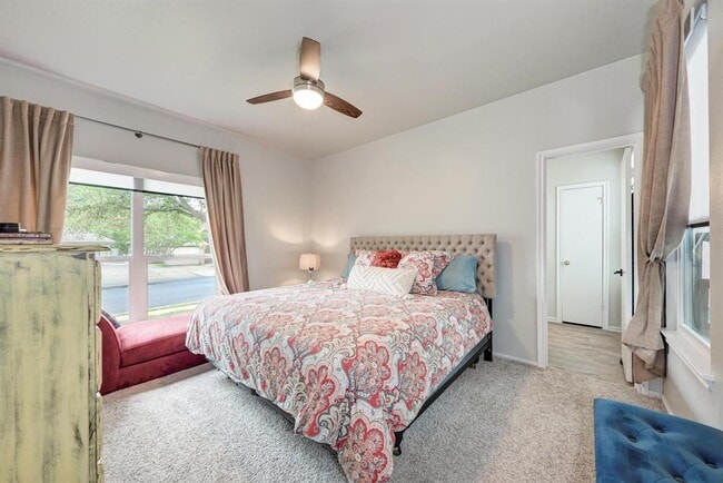 Building Photo - 922 Thackeray Ln