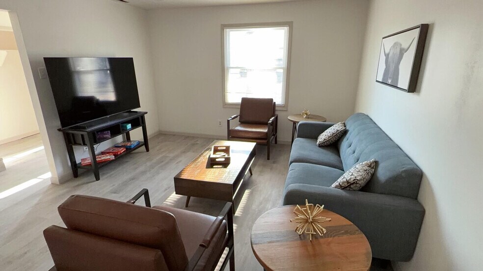 Building Photo - 2355 Oakwood Manor Dr