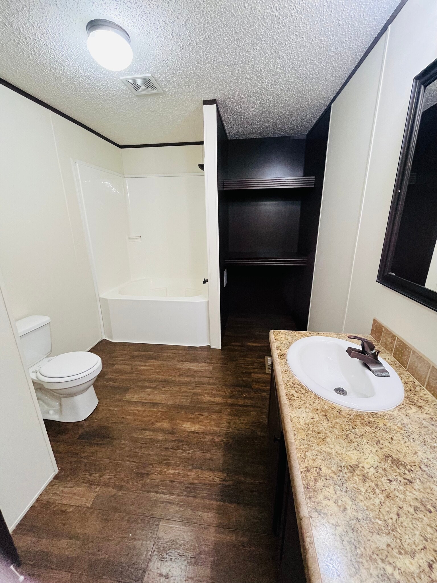 Building Photo - 15621 Pine Ridge Dr