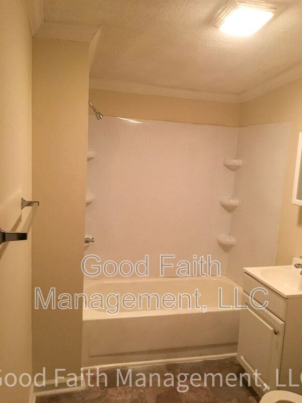 Building Photo - 313 W 11th St