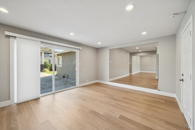 Building Photo - 918 Las Pavadas Ave