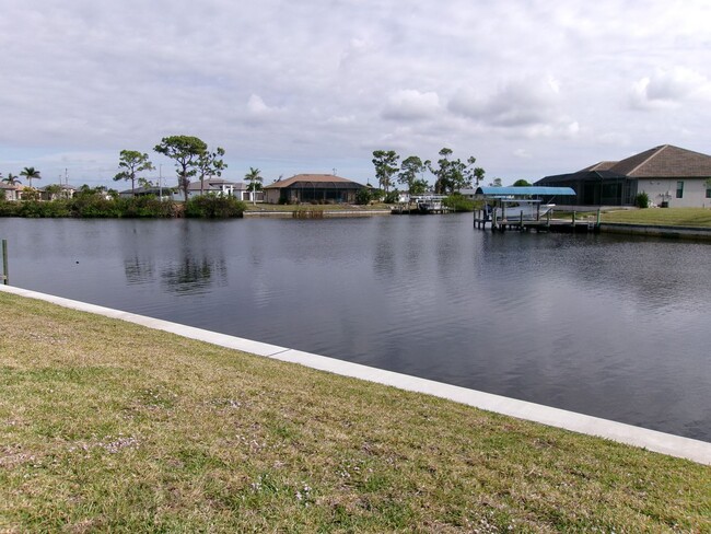 Building Photo - NW Spacious 3/2/2 on Saltwater Canal-Fish ...