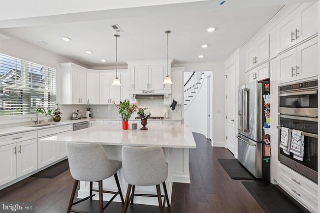 Building Photo - 2 Dogleg Ln