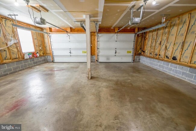 Building Photo - 18500 Bull Run Dr