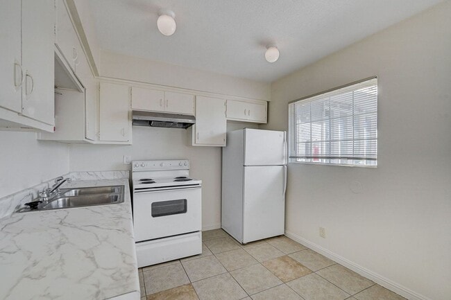 Building Photo - Bright & Spacious 2-Bedroom in the Heart of Las Vegas!