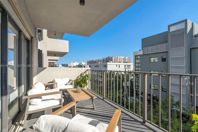 Building Photo - 575 Crandon Blvd