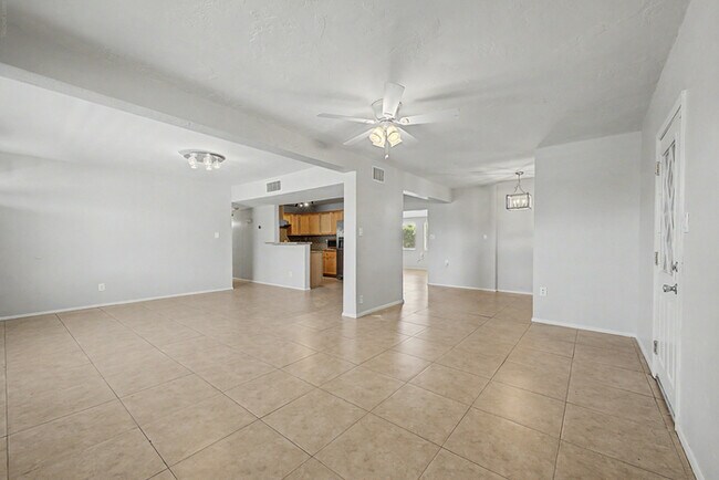 Building Photo - 2514 E Campbell Ave