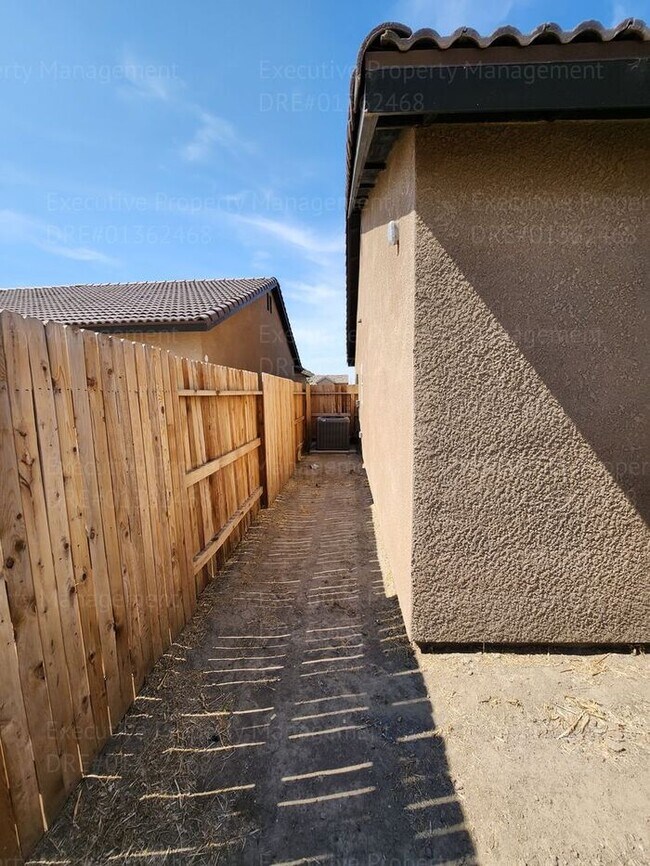 Building Photo - 3 bedroom/ 2 bathroom home located in a cu...