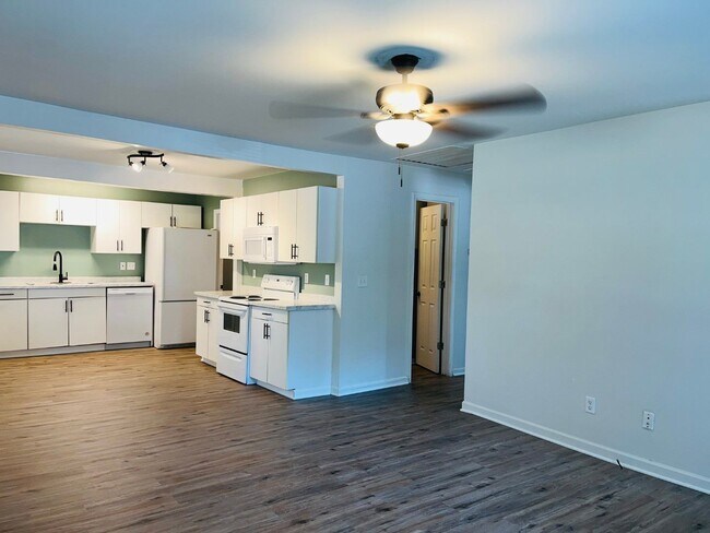 Building Photo - ***MOVE IN SPECIAL - $500 OFF 1ST MONTHS R...
