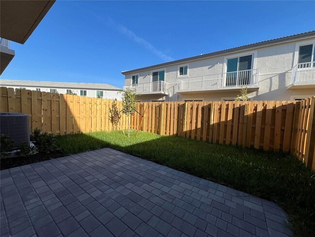 Building Photo - 651 SE 14th Ct