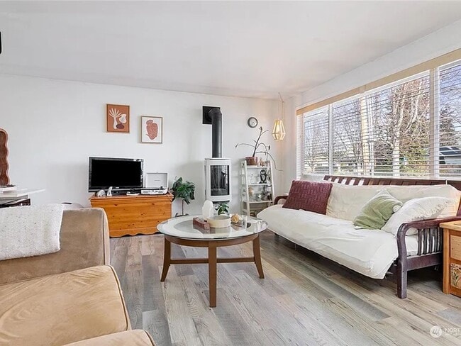 Building Photo - Charming 2 Bedroom Apartment in Duplex Ava...