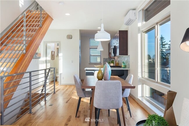 Building Photo - Modern 4-Bedroom Townhome in the Heart of ...