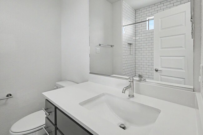Building Photo - 1606 N Hackberry St