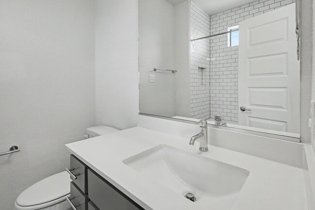 Building Photo - 4 Week Free Move-In Incentive! Modern Downtown SA Townhome | Rooftop Balcony, Private Garage & Al...