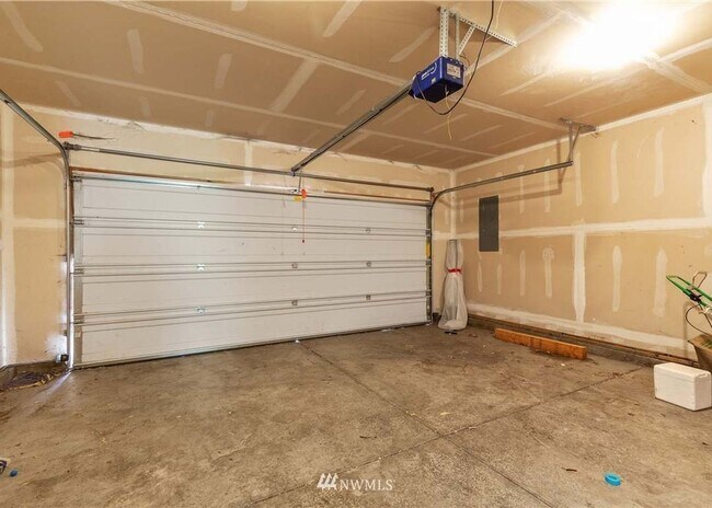 Building Photo - 107 E King Pl