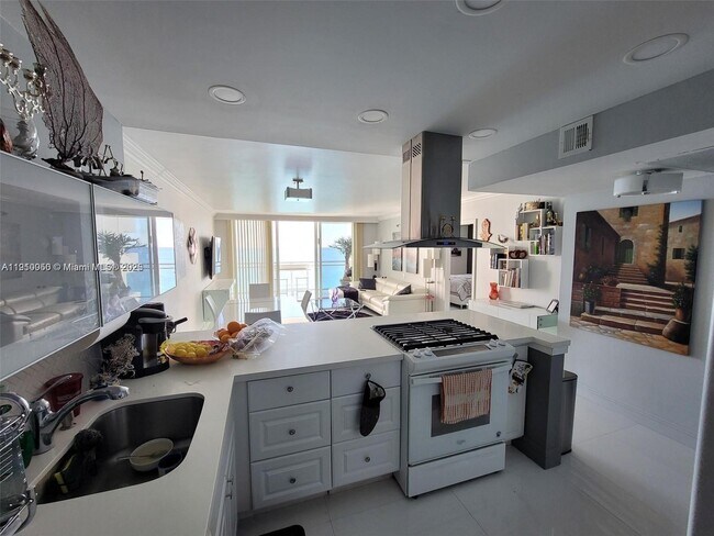 Building Photo - 2030 S Ocean Dr