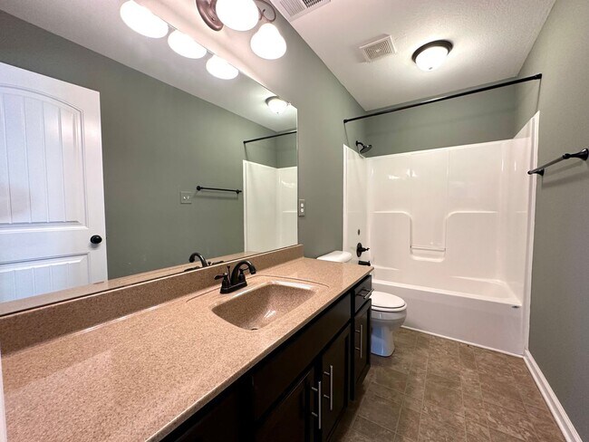 Building Photo - Spacious 3-Bedroom Home with Fenced Yard & Garage!