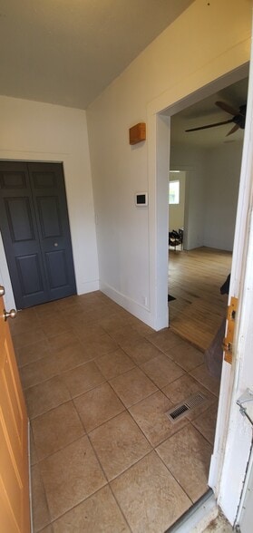 Building Photo - 522 Newton Ave N