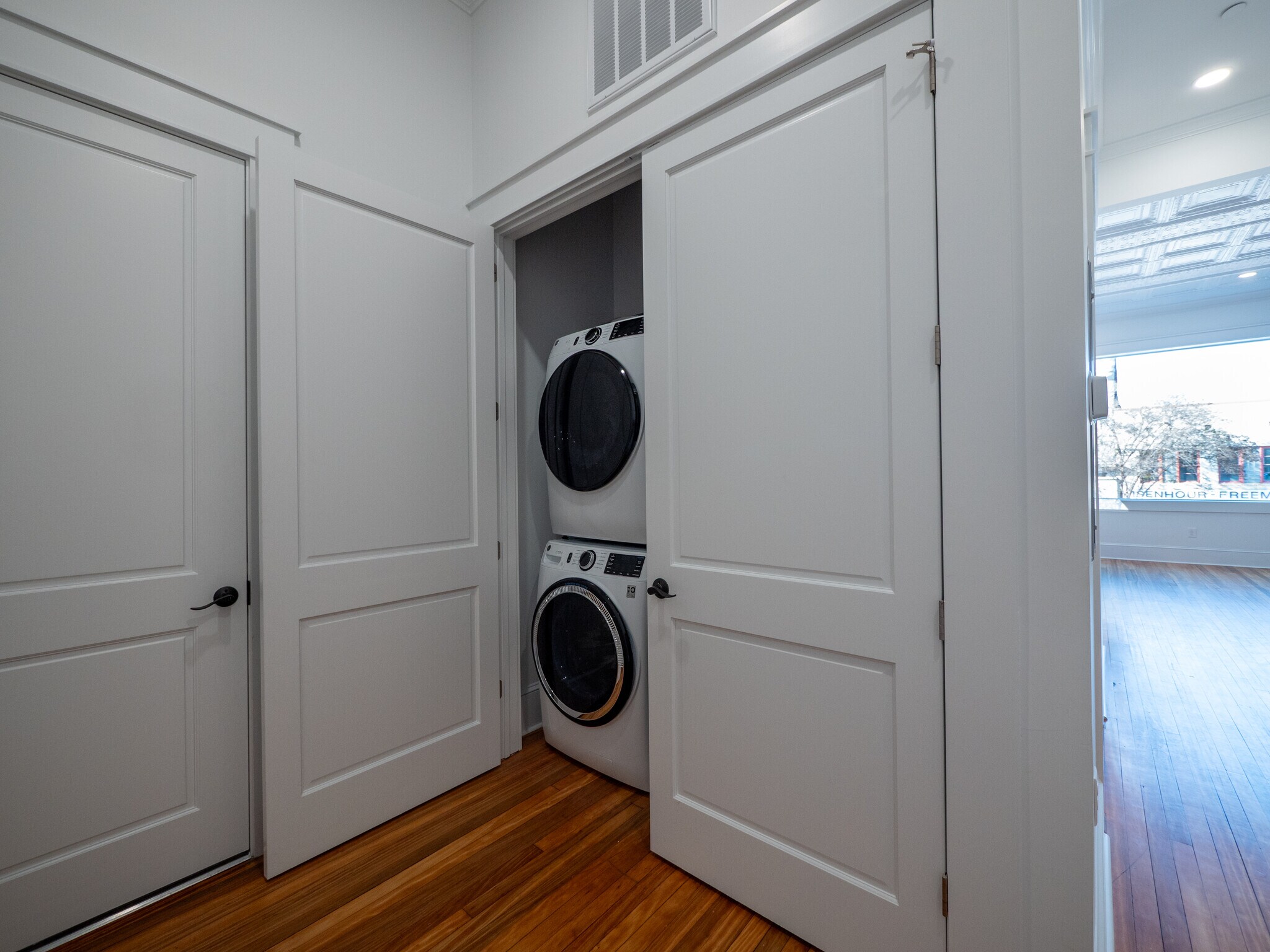 Building Photo - 121 N Main St