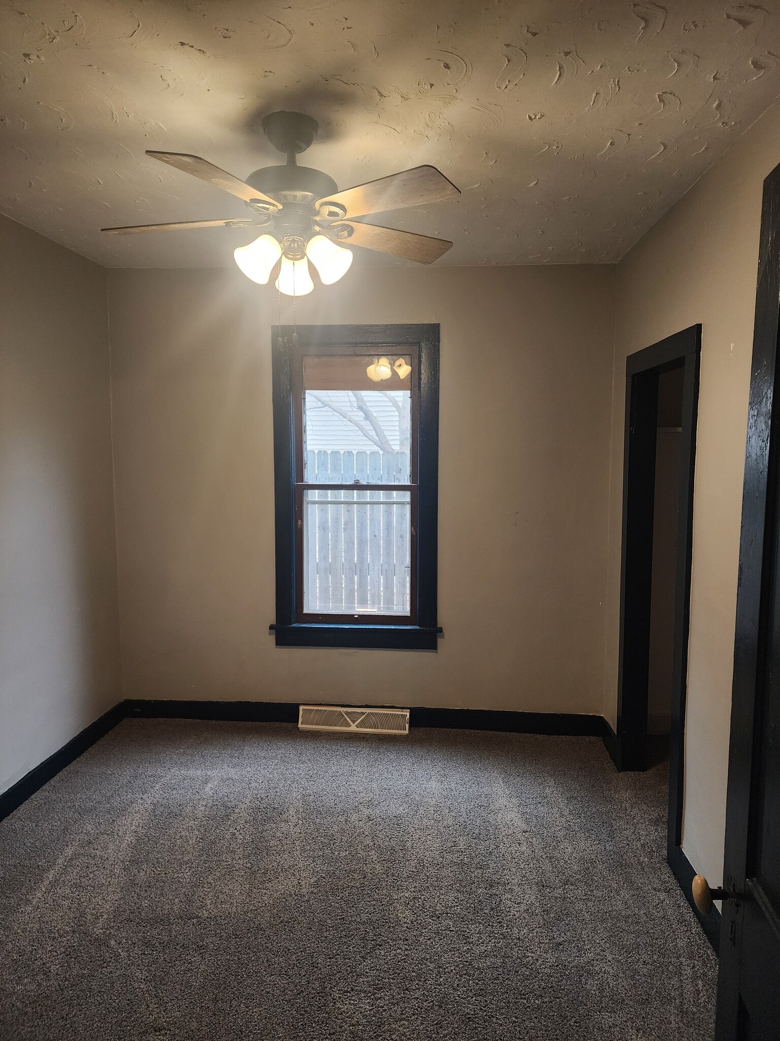 Building Photo - 2744 Pinard St