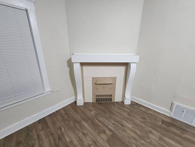 Building Photo - Charming 5-Bedroom Property in Prime Location (Section 8 vouchers Accepted)