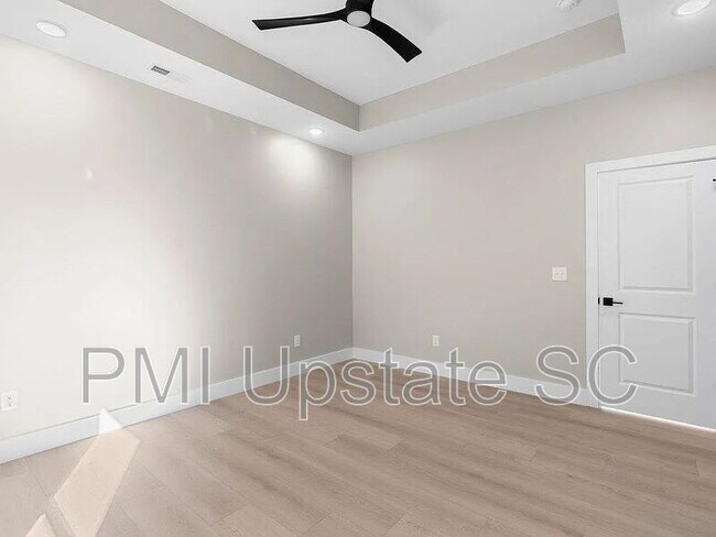Building Photo - 367 College St