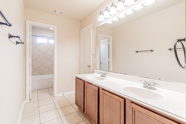 Building Photo - 8707 Roswell Ridge