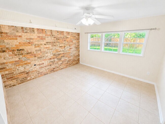 Building Photo - Bellaire Home!