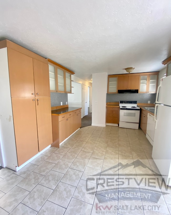 Building Photo - Spacious Home in Magna – Convenient Location!