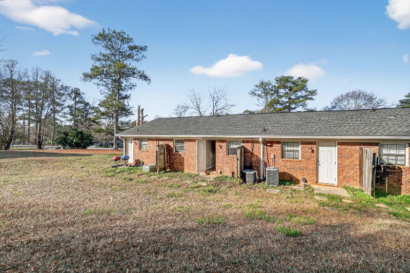 Building Photo - 3681 Lynn Dr