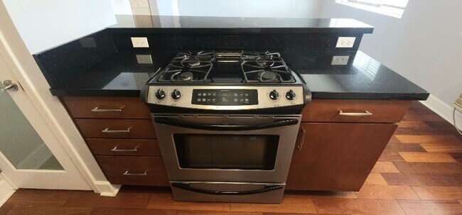 Building Photo - Beautifully appointed one bedroom one Bath...