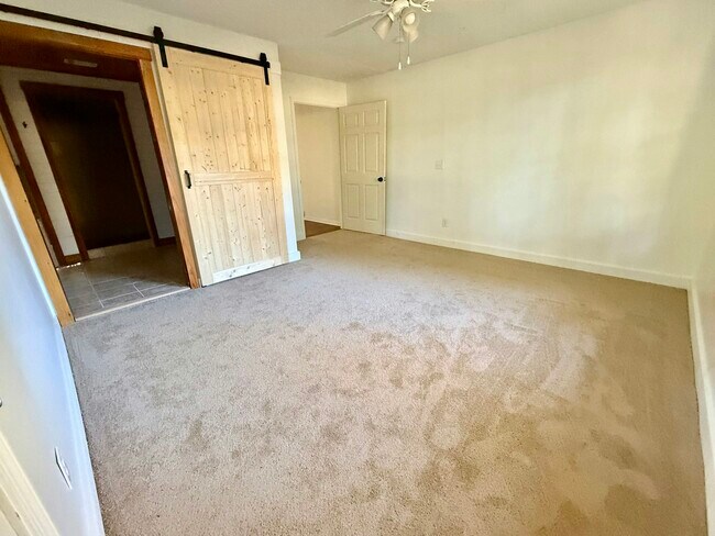 Building Photo - 3116 Alenes Dr