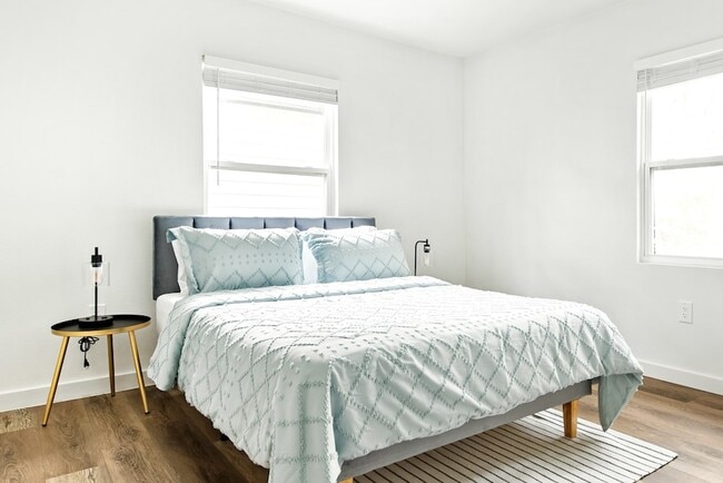 Building Photo - 2321 Muret St