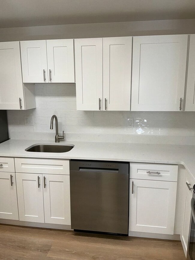 Building Photo - Very well maintained 3 bedroom 2 full 1 half bath town home located in the desired Stonebridge Co...