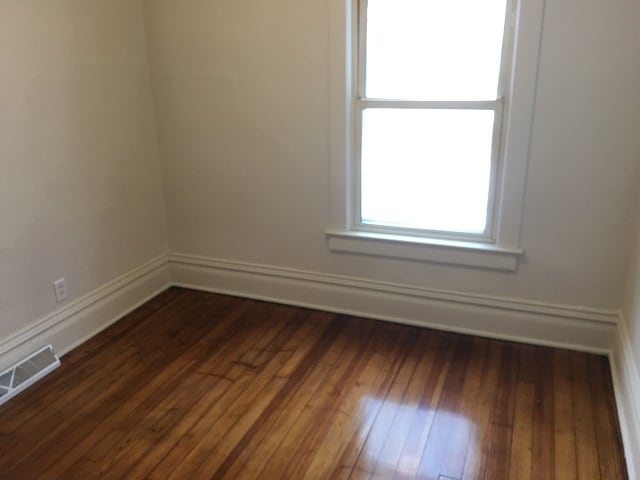 Building Photo - 614 10th St NE