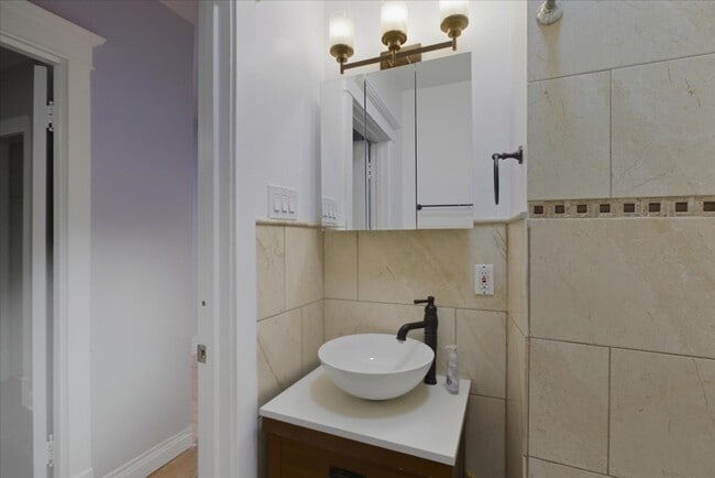 Building Photo - 2708 N Richmond St