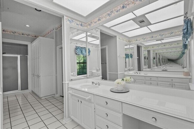 Building Photo - 3415 Bayou Dr E