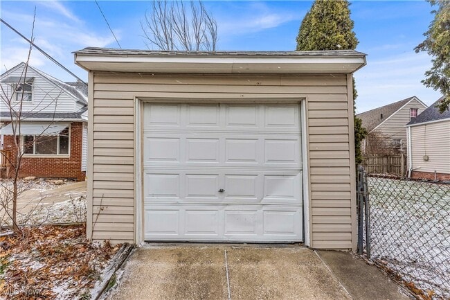 Building Photo - 498 E 250th St