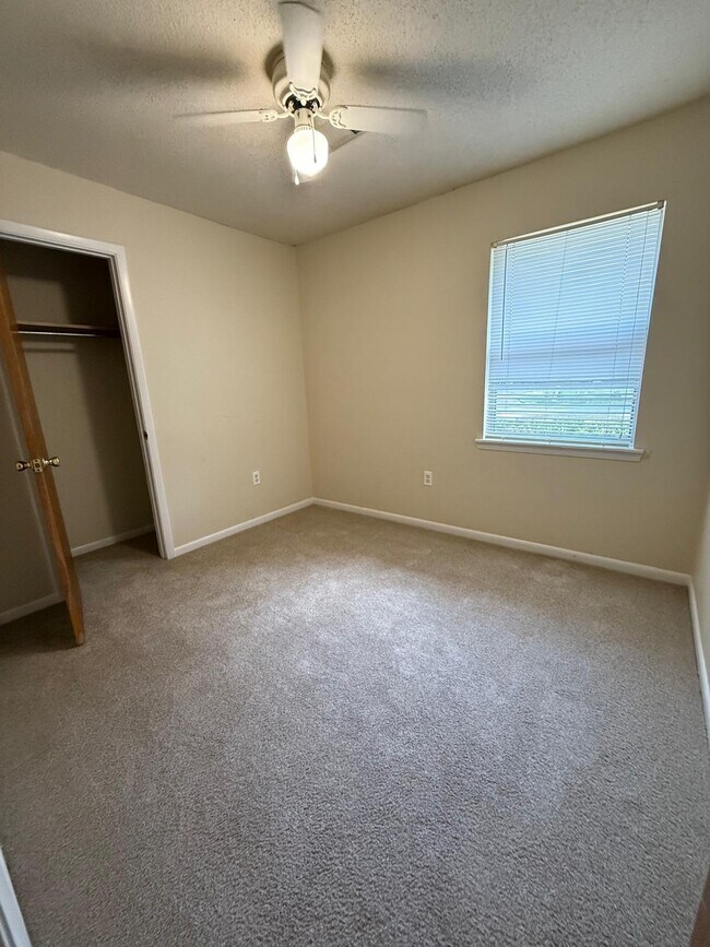 Building Photo - 802 Wildwood Dr